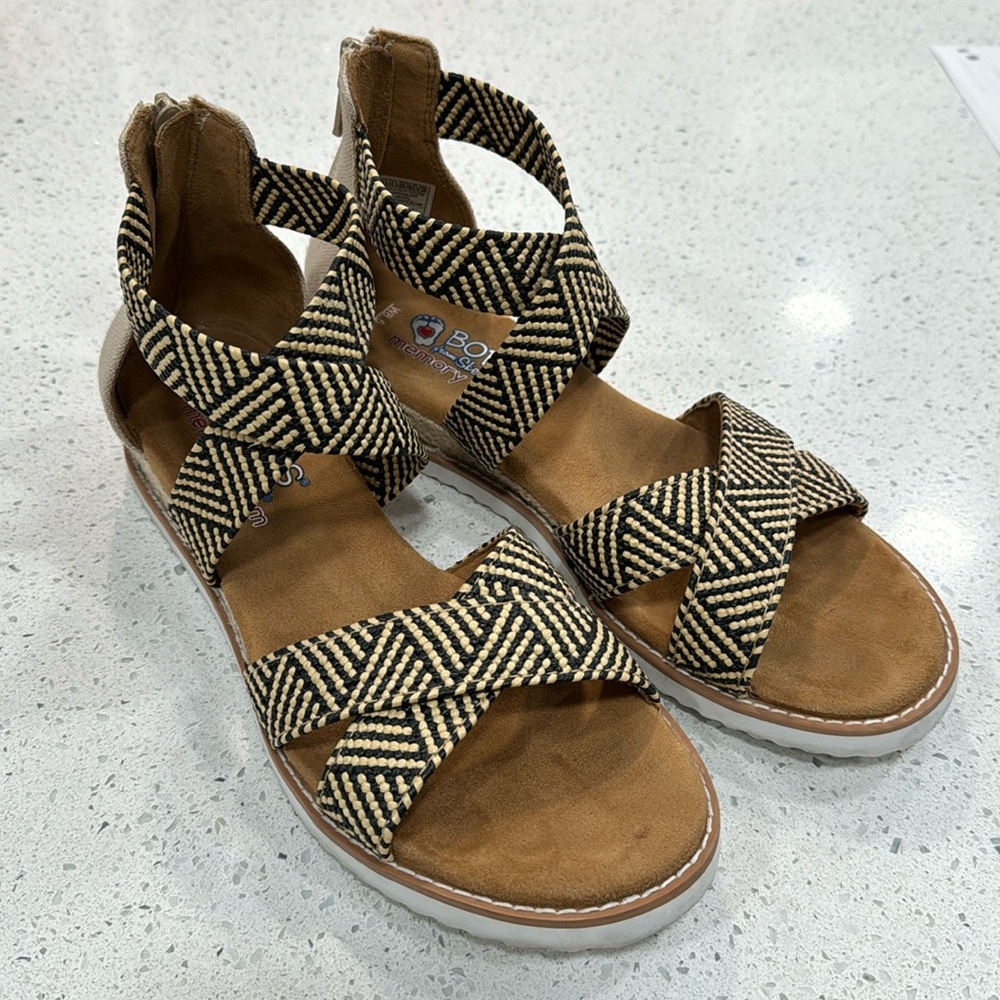 Skechers Bobs zip up wedge memory foam sandal tan black 8.5 GUC